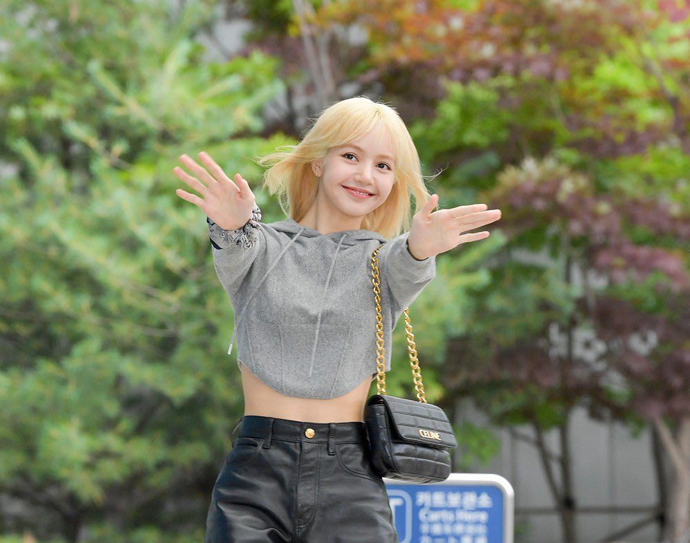 wichergirl's tweet photo. ใส่เสื้อสีเดียวกับพี่ยิชเลยยย #SafeflightLalisa https://t.co/VKGAbREy1j