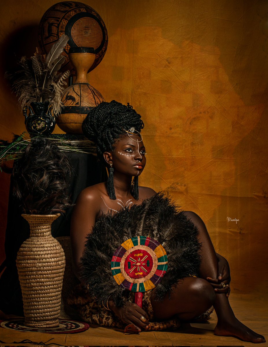 MaveriqueP's tweet photo. Of golden bangles and calabash,
Of colourful feather and baskets,
Of dazzling eyes and hairline,
Of African beauty and kolanuts.
Earth bears this witness
Of the diamonds in our blood
a representation of God's artwork
A sculpture of His perfect handiwork. https://t.co/ETZ8HhTsMv