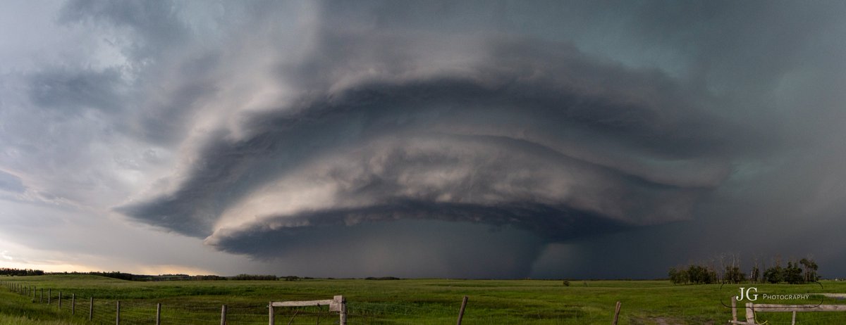 Wisers94's tweet photo. Mothership wallcloud with a very Green hail core rolling up on Kelliher Sk June 23 2022 approx. 7:50pm @ReedTimmerAccu @SeanSchofer @Prairie__WX @weathernetwork @ctvregina #sktorm https://t.co/e2KLuCmCo1