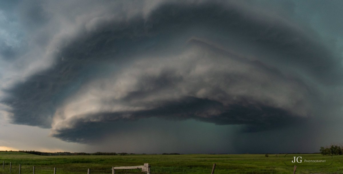 Wisers94's tweet photo. Mothership wallcloud with a very Green hail core rolling up on Kelliher Sk June 23 2022 approx. 7:50pm @ReedTimmerAccu @SeanSchofer @Prairie__WX @weathernetwork @ctvregina #sktorm https://t.co/e2KLuCmCo1