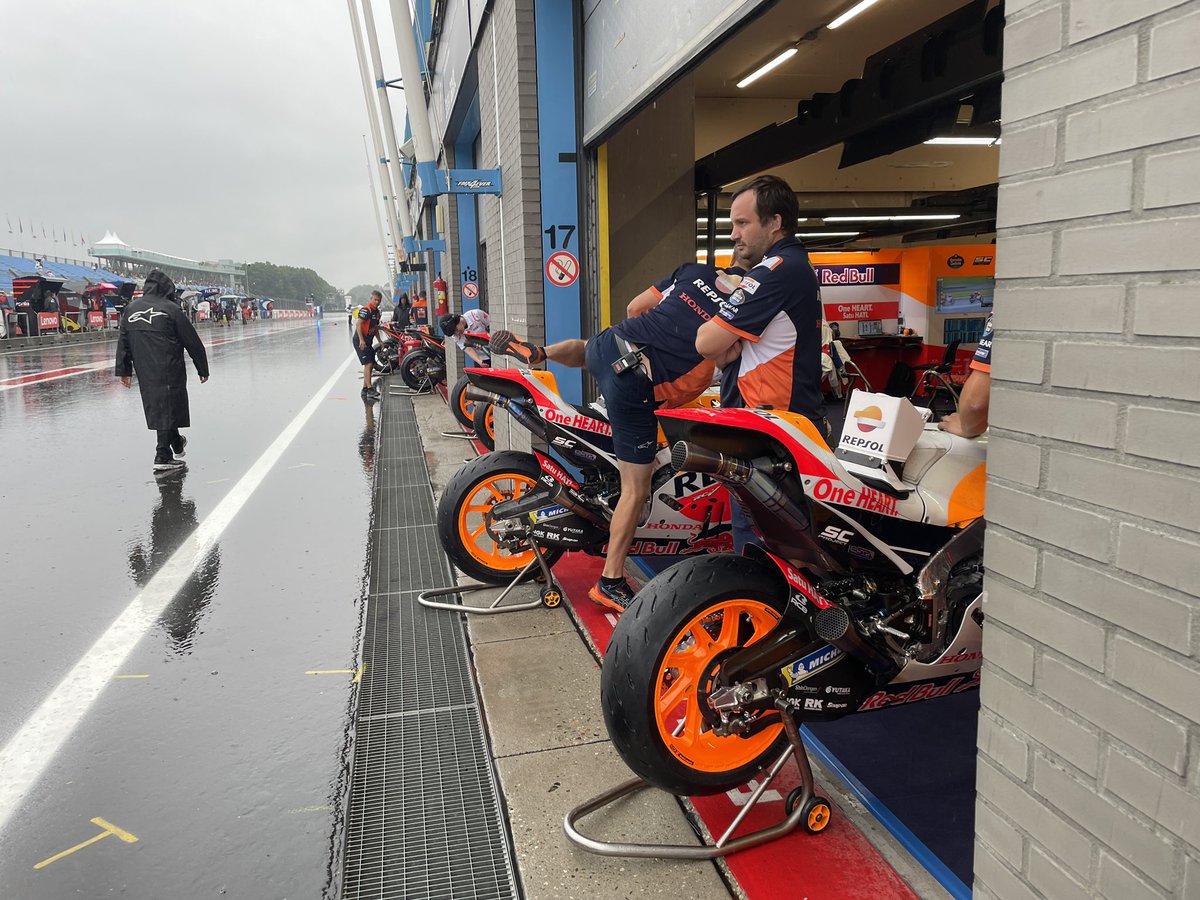 HRC_MotoGP's tweet photo. When it’s raining but you still need to warm the bikes up. #HalfInHalfOut https://t.co/NgD1P9AVOK