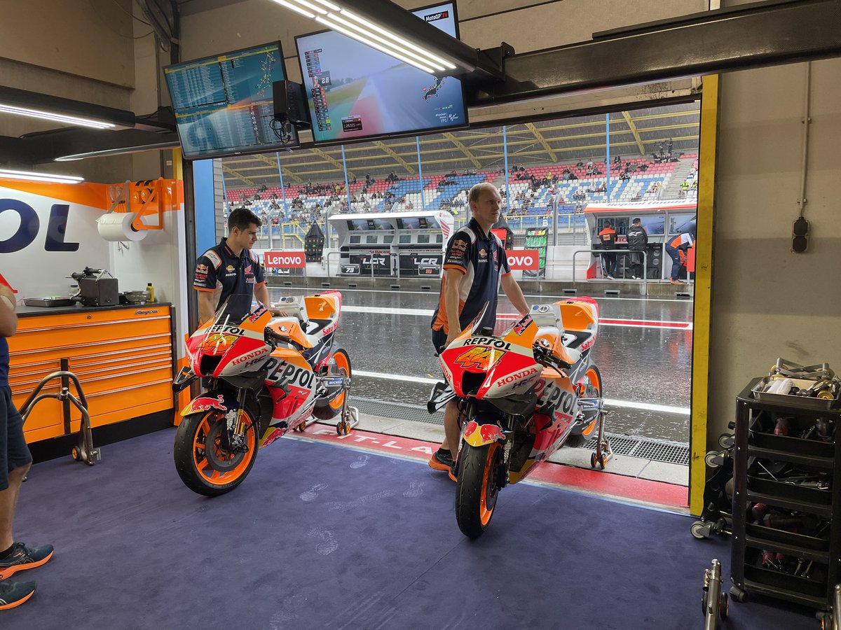 HRC_MotoGP's tweet photo. When it’s raining but you still need to warm the bikes up. #HalfInHalfOut https://t.co/NgD1P9AVOK