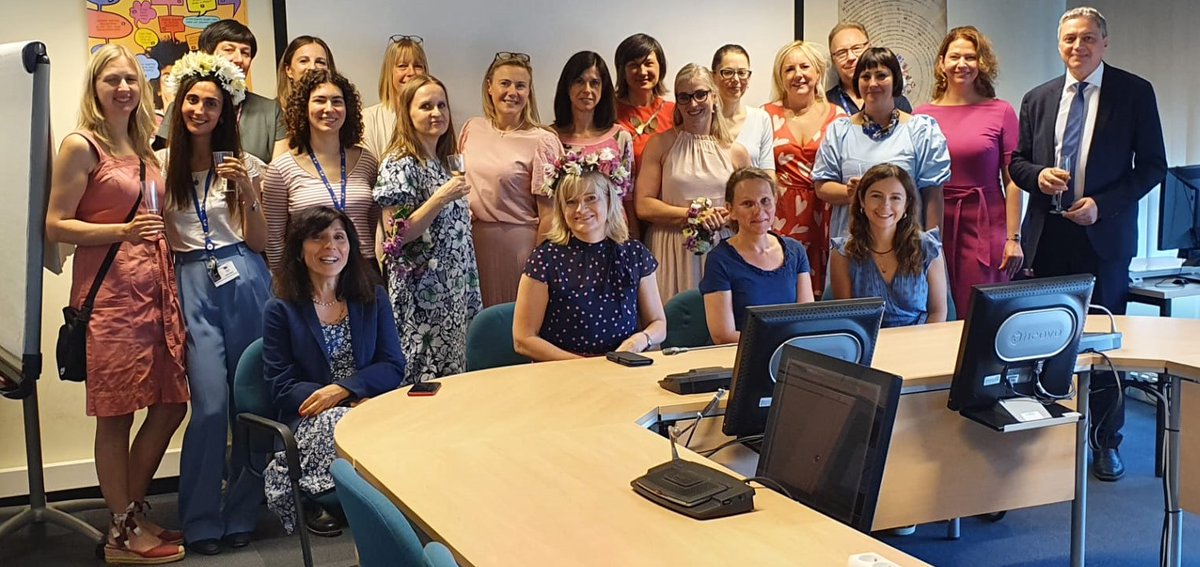 Approaching the summer holidays with smiles... many thanks to the colleagues who organised a nice midsummer gathering. Glad #midsommar <a href="/translatores/">Translating for Europe</a>! ☀️⁠