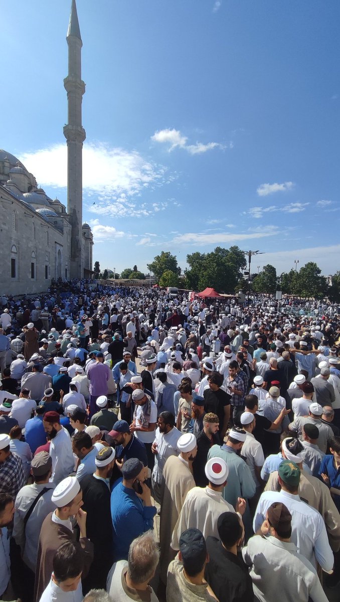 MuhSeker02's tweet photo. #MahmudEfendiHazretleri 'ne son vazifemizi yerine getirmek için geldik.
Bir büyük velinin cenaze namazını kılacağız bugün.O rahmet ikliminden kavuşmak ümidiyle. Ona hüsn-ü şehâdette bulunacağız Hakikatte onun feyzinden bereketinden hisse almayı Mevlâmızdan niyaz edeceğiz. https://t.co/ygUf31lAGf