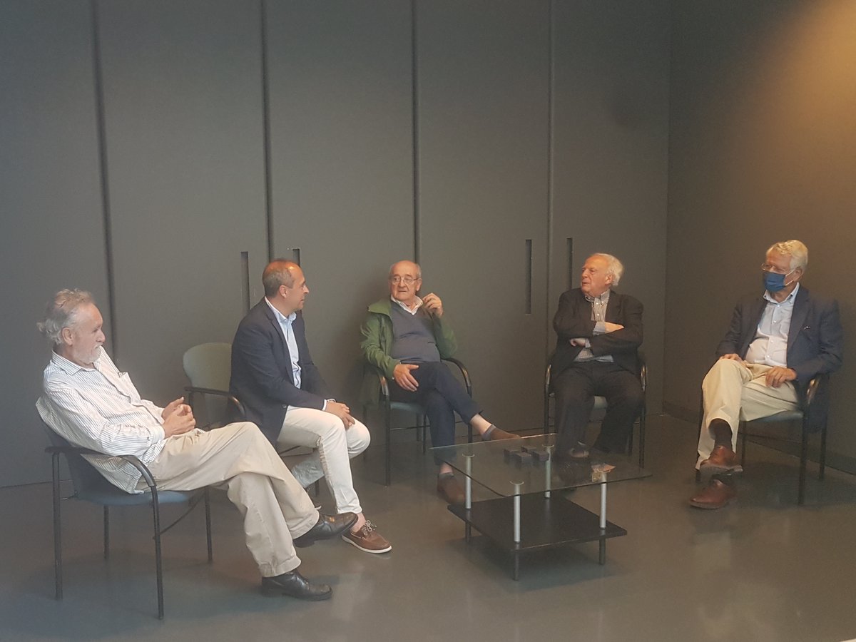 COABurgos's tweet photo. #ArquitectosEnBurgos
Ayer celebramos en la sede colegial los cincuenta años de ejercicio profesional de los arquitectos Ángel Blanco, Carlos Martínez, Luis Pascual, Víctor Peña y Juan Ignacio Sendín. ¡Enhorabuena! https://t.co/mANRO8JsOl