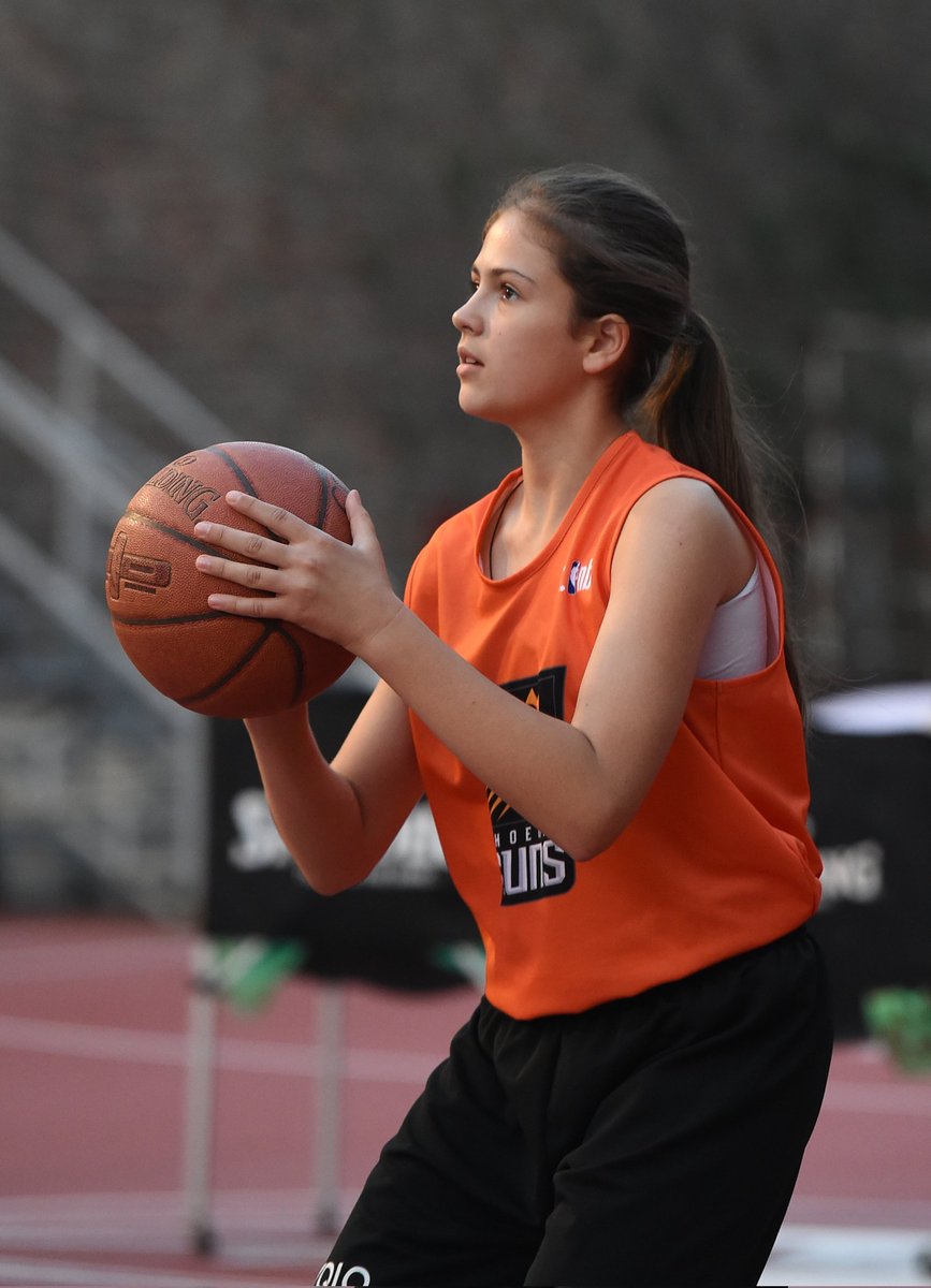JrNBAKSS's tweet photo. Mila Stošić iz ekipa @Suns Bubanjski heroji iz Niša, dvostruka pobednica u individualnim takmičenjima. Mila je osvojila takmičenje u veštinama za devojčice i takmičenje u šutiranju. Čestitamo! 🏆🏆 👏👏👏 https://t.co/abOKnwkXpa