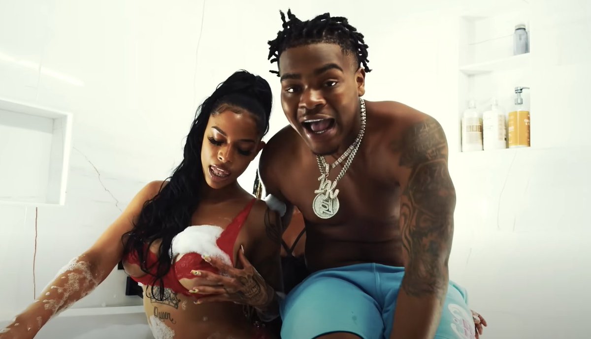 .<a href="/bicfizzle/">BiC Fizzle 🥶</a>
returns with a visual for "Blow The Deposit" ft. <a href="/gucci1017/">Gucci Mane</a>
[Dir. by <a href="/omarthedirector/">Omar</a>]

dirty-glove.net/video-bic-fizz…