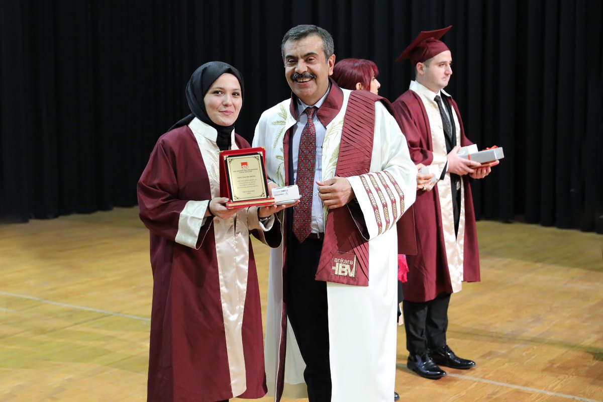 hacibayramedutr's tweet photo. Üniversitemiz 2021-2022 Eğitim-Öğretim Yılı Mezuniyet Töreni Itri Salonu’nda gerçekleştirildi. Öğrencilerimiz mezuniyet sevincini düzenlenen mezuniyet töreninde aileleri ve öğretim elemanlarımız ile paylaştı. https://t.co/gk9PFApseh
