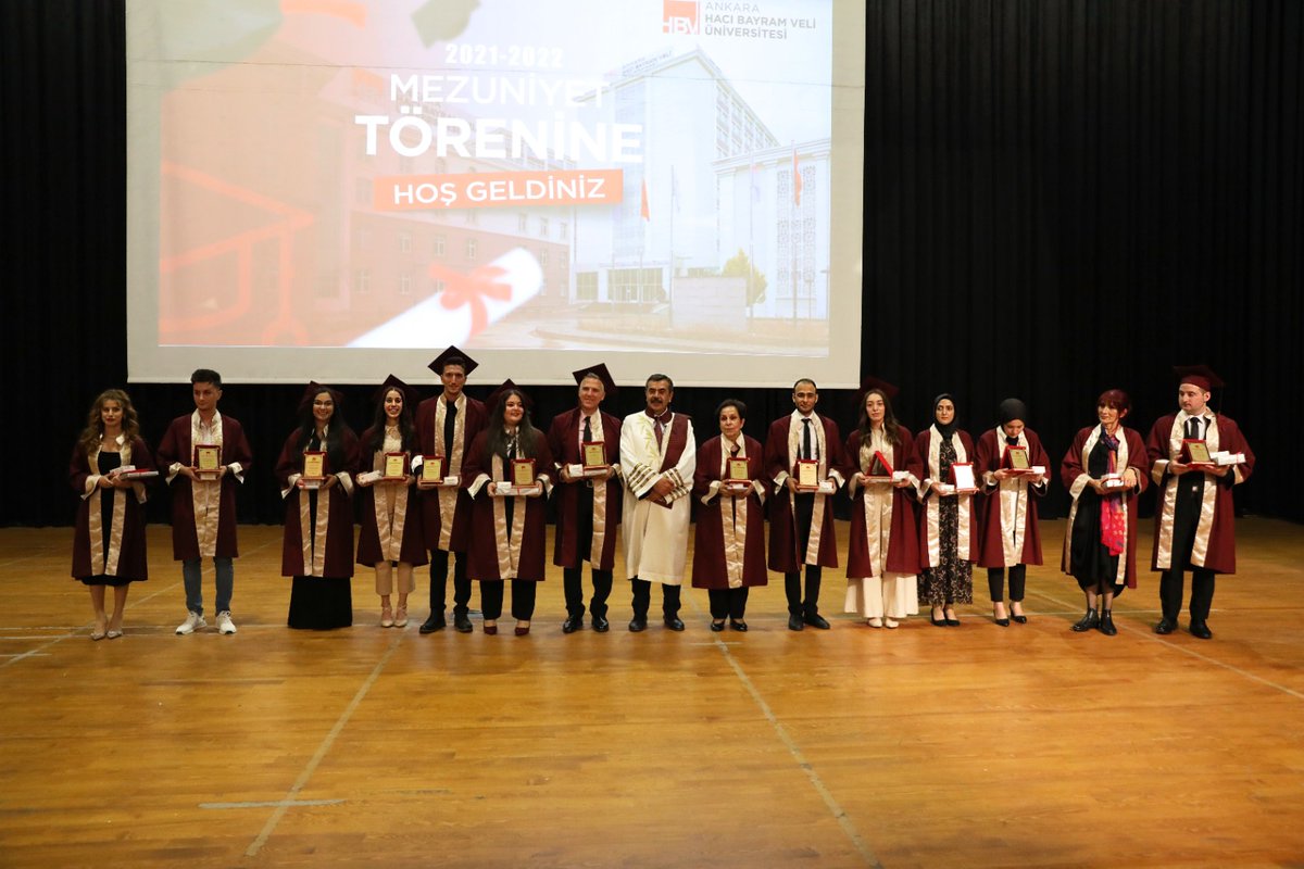 hacibayramedutr's tweet photo. Üniversitemiz 2021-2022 Eğitim-Öğretim Yılı Mezuniyet Töreni Itri Salonu’nda gerçekleştirildi. Öğrencilerimiz mezuniyet sevincini düzenlenen mezuniyet töreninde aileleri ve öğretim elemanlarımız ile paylaştı. https://t.co/gk9PFApseh