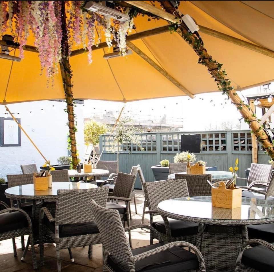 Hello weekend! We are ready for you!
Fridays mean Pizza… we have 
🍕 any pizza £7 between 4-6 &amp; 8-9pm to take away
🍕 Pizza &amp; Prosecco £30 

We also have our full menu running from 12 inc light bites, wide gin selection &amp; cocktails

Walk in or book: golden-ball.co.uk/reservations