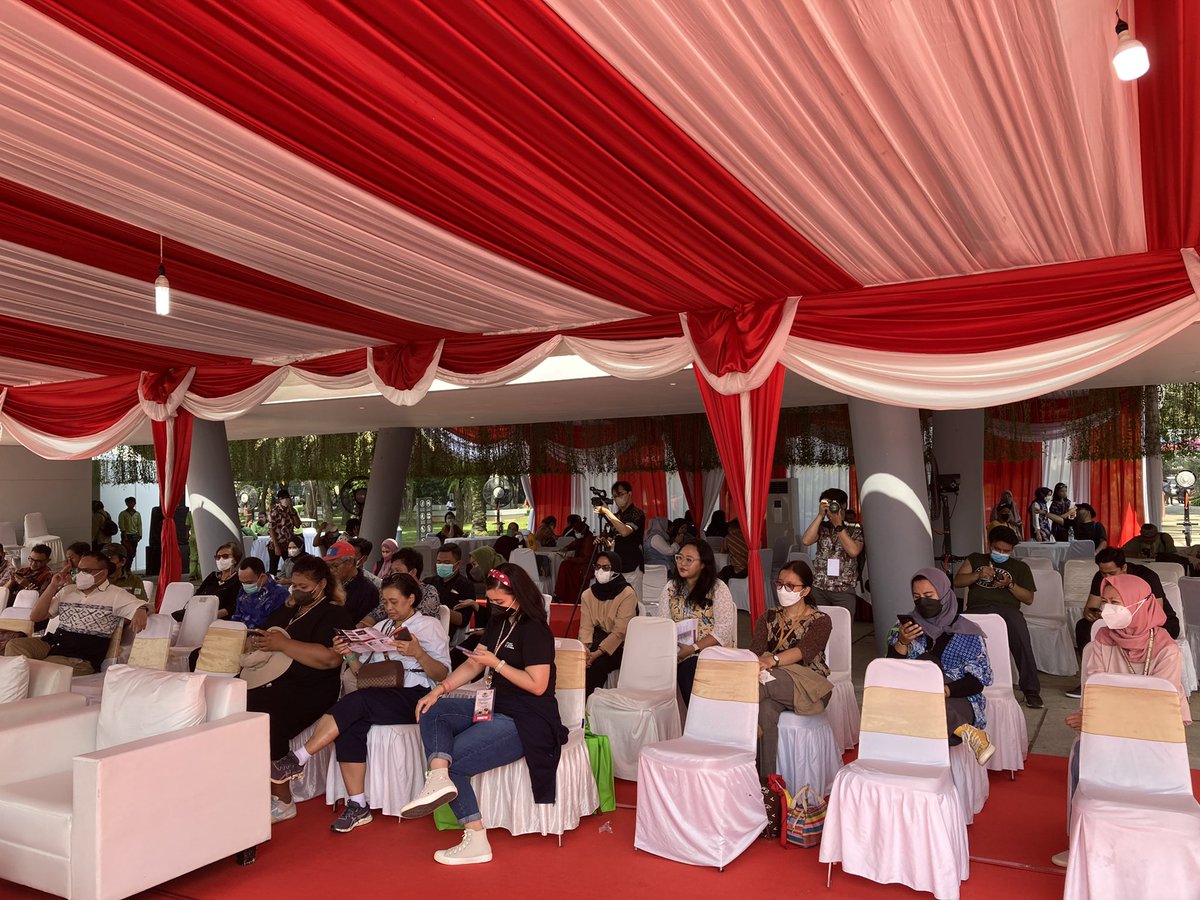 🗣 Pembicara kedua talkshow hari ini bersama Ramadhani Achdiawan dari Collins Higgins Commodities.

Prinsip keberlanjutan pada komoditas #kopi juga harus terintegrasi positif terhadap jenis komoditas lain.

<a href="/PerekonomianRI/">Kemenko Perekonomian RI</a> <a href="/GCRF_TRADE_Hub/">UKRI GCRF TRADE Hub</a> <a href="/GCRF/">Global Challenges Research Fund (GCRF)</a> #TRADEHub