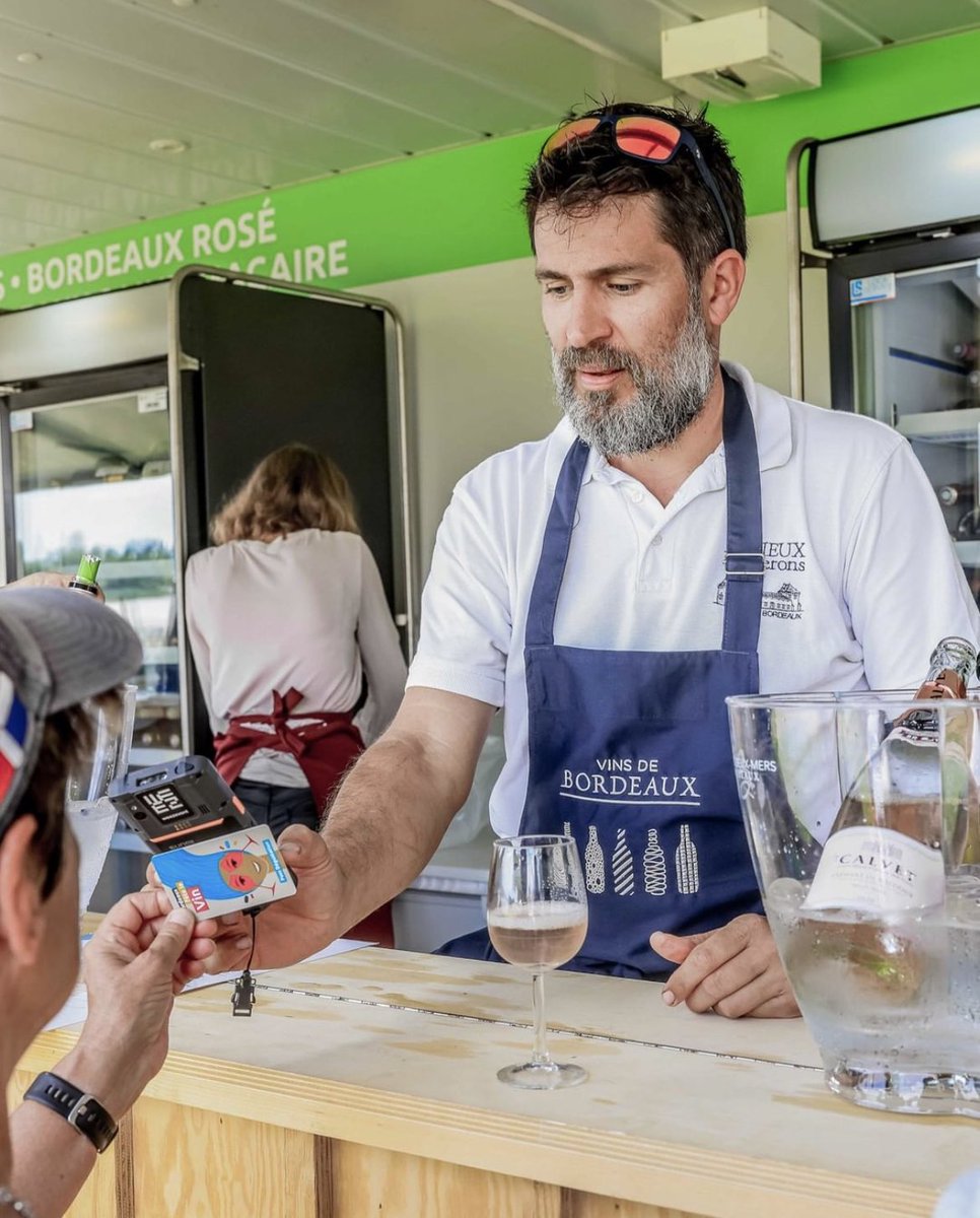VinsdeBordeaux's tweet photo. 🍷 Bordeaux Fête le Vin c’est parti ☀️ 4 jours pour (re)découvrir les Vins de Bordeaux sur les quais dans une ambiance conviviale !
🎟 Les pass dégustation sont en vente tout le weekend sur les quais et aux Quinconces et sur https://t.co/TRdzQG61ro https://t.co/bt1M3cjOqF