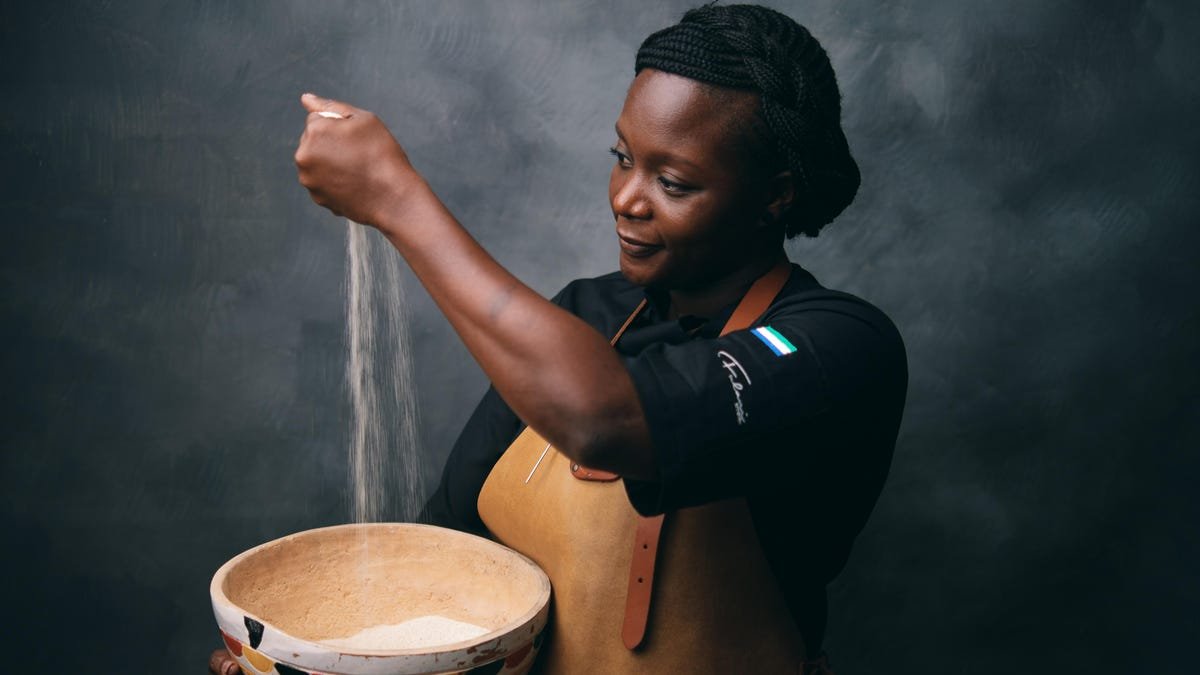 CocinayVino's tweet photo. A la africana 👩🍳Fatmata Binta le fue otorgado el galardón del #BasqueCulinaryWorldPrize 🥇, que premia iniciativas gastronómicas que cambian al mundo, por su proyecto Dine on a Mat. ¡Enhorabuena✨💪🙌👏! #África #FulaniKitchenFoundation https://t.co/RhumeGCfr5 https://t.co/pxlw43K5Yx