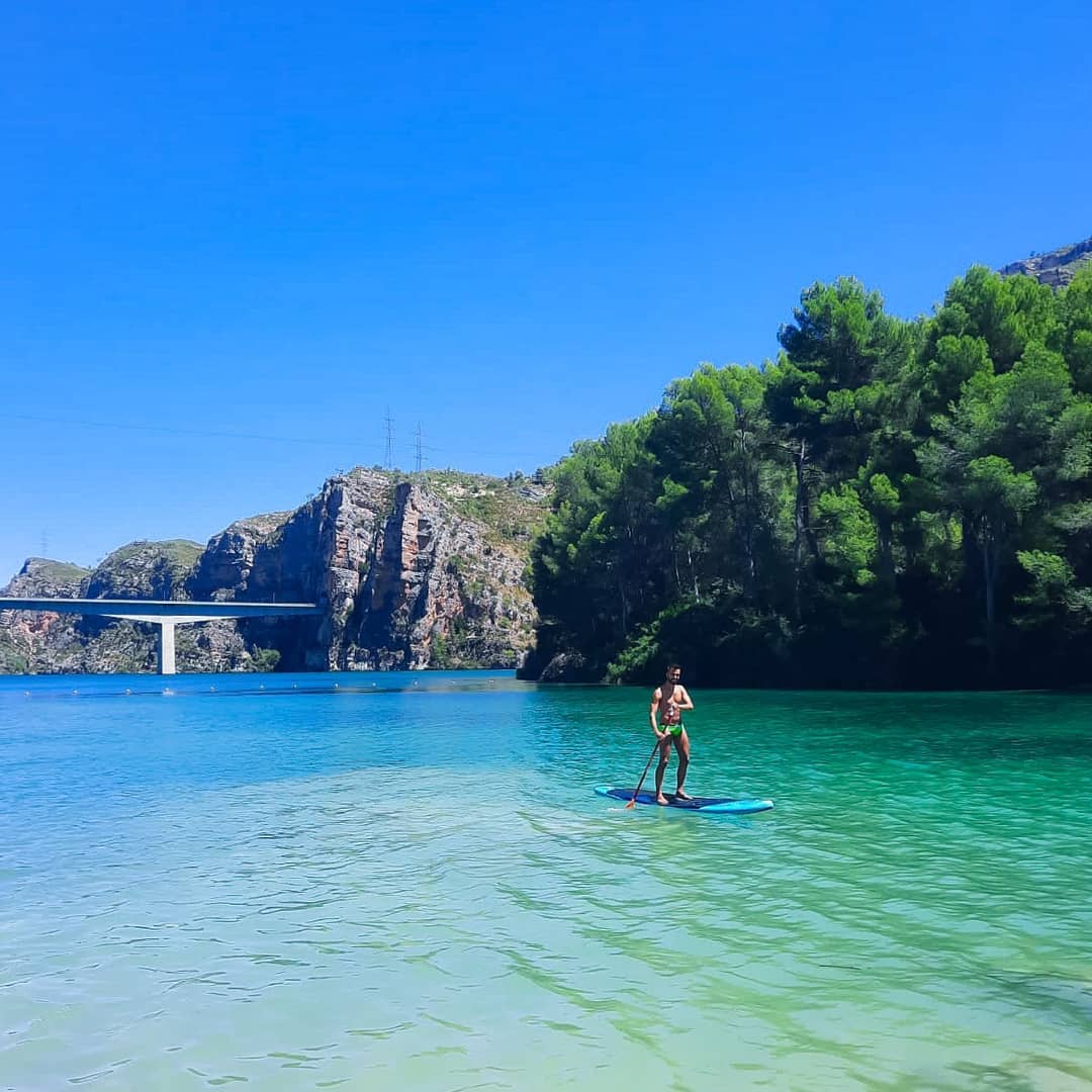 Ven a hacer paddle surf en el embalse de Cortes de Pallás 🏄‍♂️. Foto de <a href="/ricca_11/">Scarlet Fernandez</a>

#ViveCortesdePallás #TurismoInterior #TurismoRural #ValleAyoraCofrentes #Naturaleza