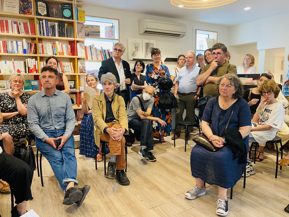 lau_patrice's tweet photo. Lancement hier chez Comme un roman à l’initiative de @parislibrairies et en présence de Daniel Pennac de « Libraire d’un jour » qui invite ce vendredi les lecteurs et aussi les bibliothécaires à venir ds leur librairie présenter leur livre préféré. Allons partager nos lectures 📚 https://t.co/KP1rhZEEj7