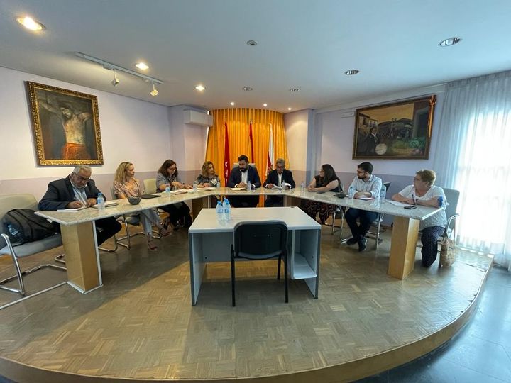 COPEPINARES's tweet photo. #noticia #bus545 | Ayer, jueves, mantuvieron una reunión en el ayuntamiento de Cadalso los alcaldes de las localidades (@cenicientos , @AytoVilladprado , Aldea del Fresno, @VillamantaAyto y @Cadalso_Opina ) afectadas por la línea de autobús 545. https://t.co/WElEwEFbWc