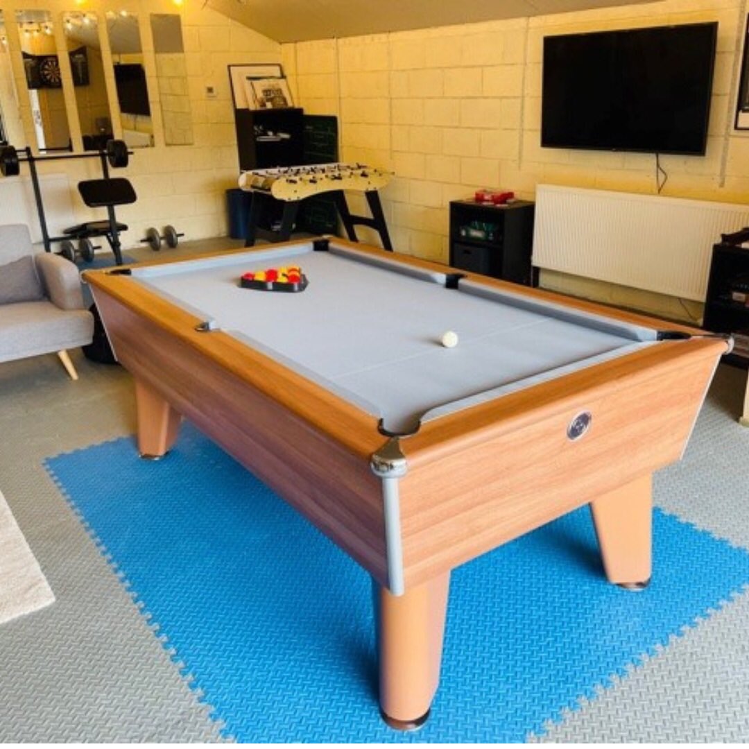 This week’s #tableoftheweek is a modern take on our traditional walnut, covered with #Hainsworth silver Match cloth to make it look ultra-cool. Stunning room!

See our full range of tables at blackballtables.com/product-catego…

#blackballtables #poolroom #pooltable #hainsworthtoptable
