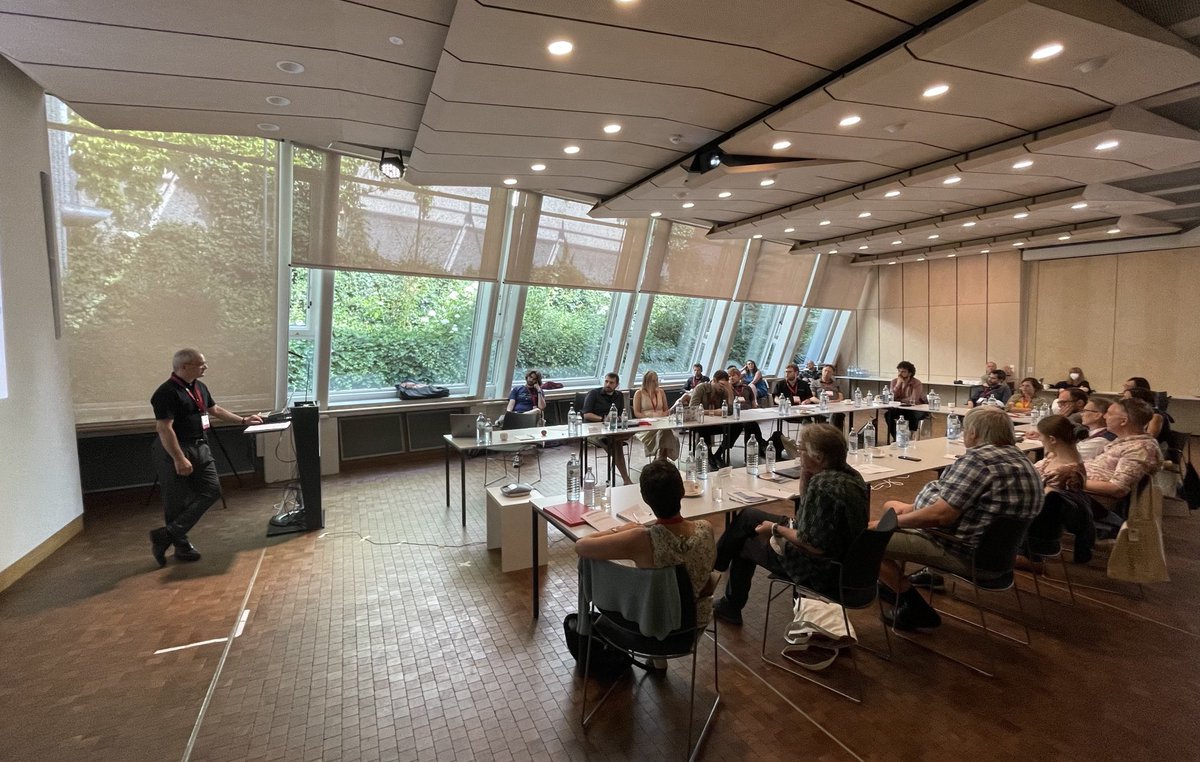 ecoevodevo_lab's tweet photo. Fantastic talk by Kevin Laland on day 3 of #BioAgency @KLIAustria https://t.co/ETIDjjqWm1