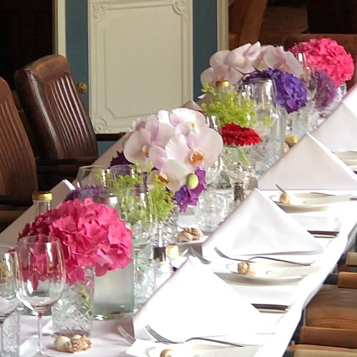 LMFlowerFashion's tweet photo. A flower fashionable styling for the Summer event of @shiseidoworld!
(Issey Miyake, Zadig & Voltaire, Nars, Drunk Elephant and Narciso Rodrigues)
A colorful styling of hydrangeas, orchids, alchemilla, gerbera and allium!
#eventflowers #tableflower #shiseido https://t.co/snU03tewQ5