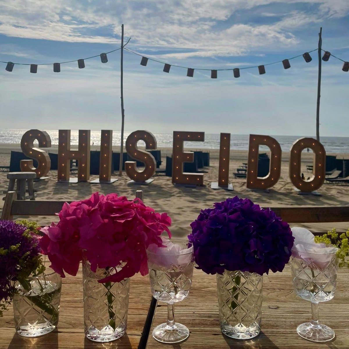 LMFlowerFashion's tweet photo. A flower fashionable styling for the Summer event of @shiseidoworld!
(Issey Miyake, Zadig & Voltaire, Nars, Drunk Elephant and Narciso Rodrigues)
A colorful styling of hydrangeas, orchids, alchemilla, gerbera and allium!
#eventflowers #tableflower #shiseido https://t.co/snU03tewQ5