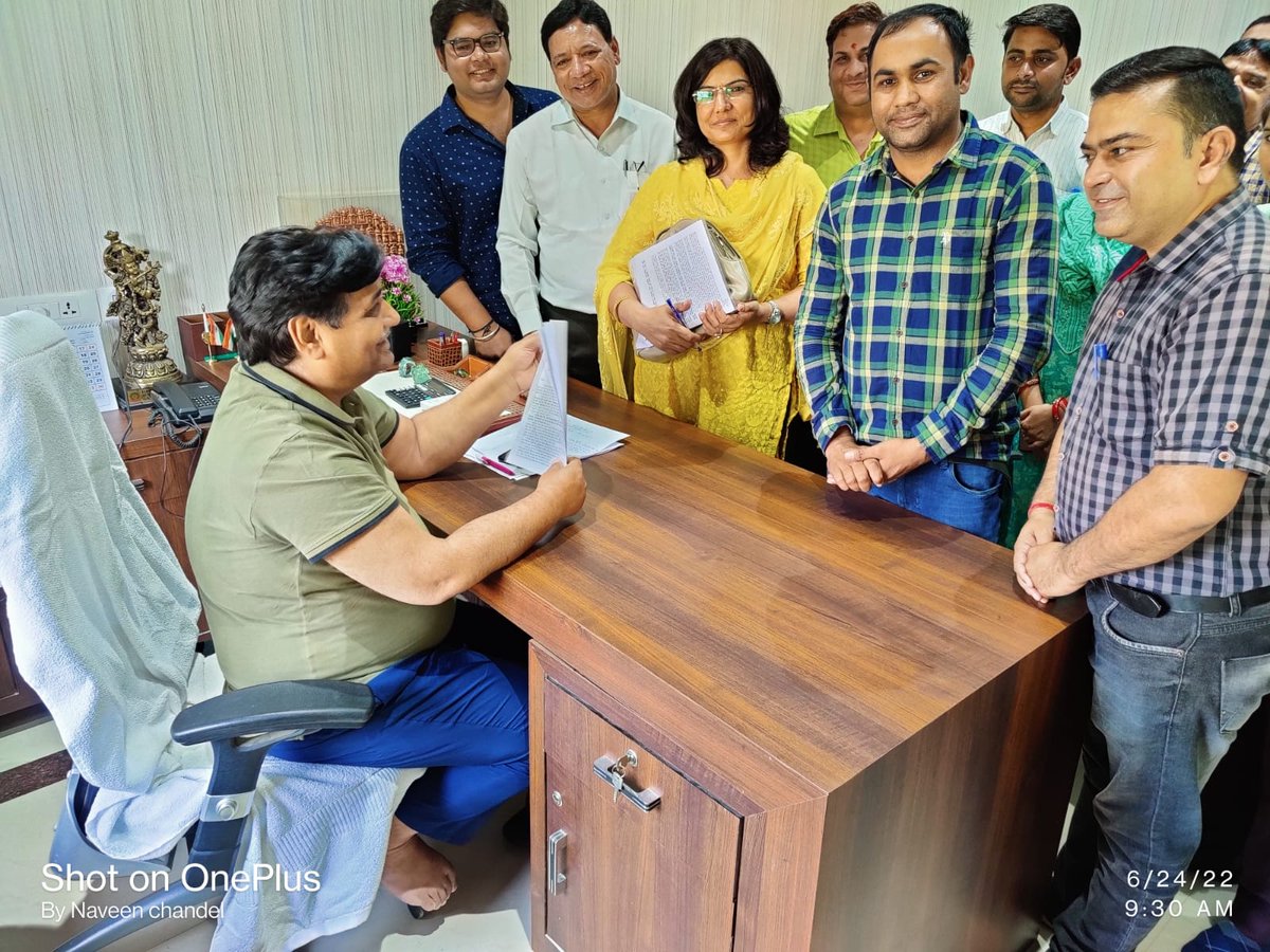 आज सीकर के लेखा एवं अधीनस्थ लेखा सेवा के साथी प्रदेश संयोजक सुनीता जी के साथ पीसीसी चीफ गोविन्द सिंह जी डोटासरा से मिले-साहब ने कैडर की बात मुख्यमंत्री महोदय तक पहुंचाने एवं प्रतिनिधि मंडल की प्रमुख सचिव वित से वार्ता करवाने का आश्वासन दिया <a href="/GovindDotasra/">Govind Singh Dotasra</a> <a href="/rajcmo/">CMO Rajasthan</a> <a href="/ashokgehlot51/">Ashok Gehlot</a>