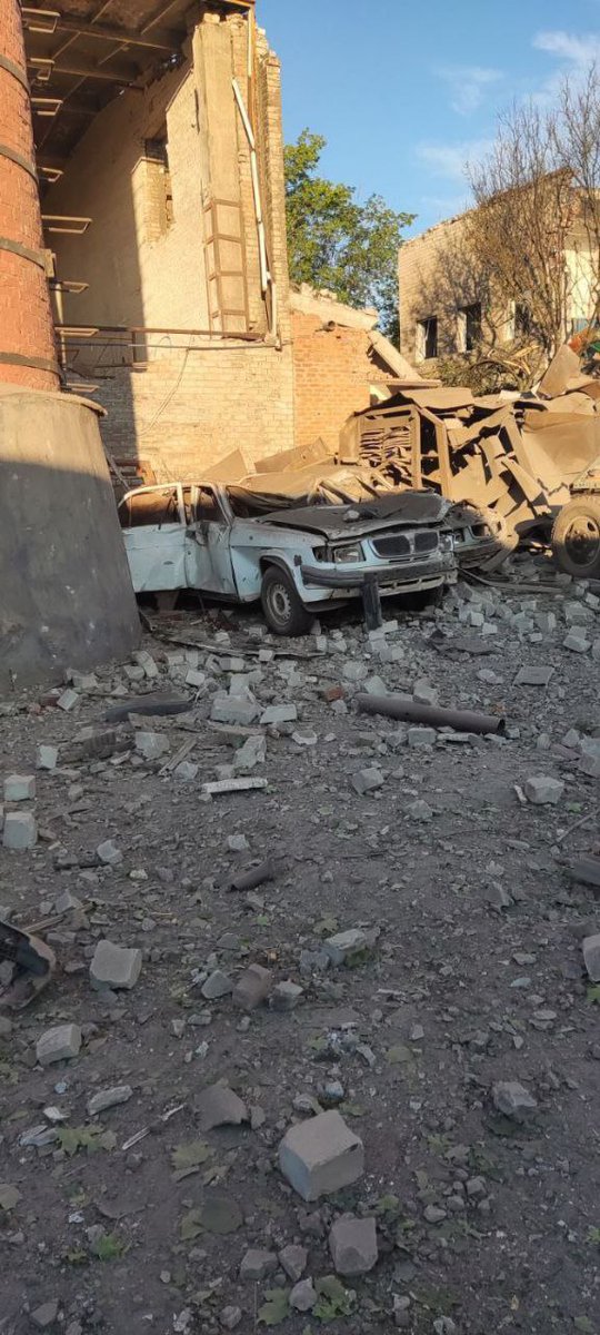 Kramatorsk_Post's tweet photo. Last night Russians attacked #Kostyantynivka fire department with missiles. At least one person is dead. They also attacked the settlement of #Raygorodok in #Kramatorsk district with artillery shelling, two people dead, one wounded.
#Ukraine #StopRussia #RussianUkrainianWar https://t.co/hdR288uUmf