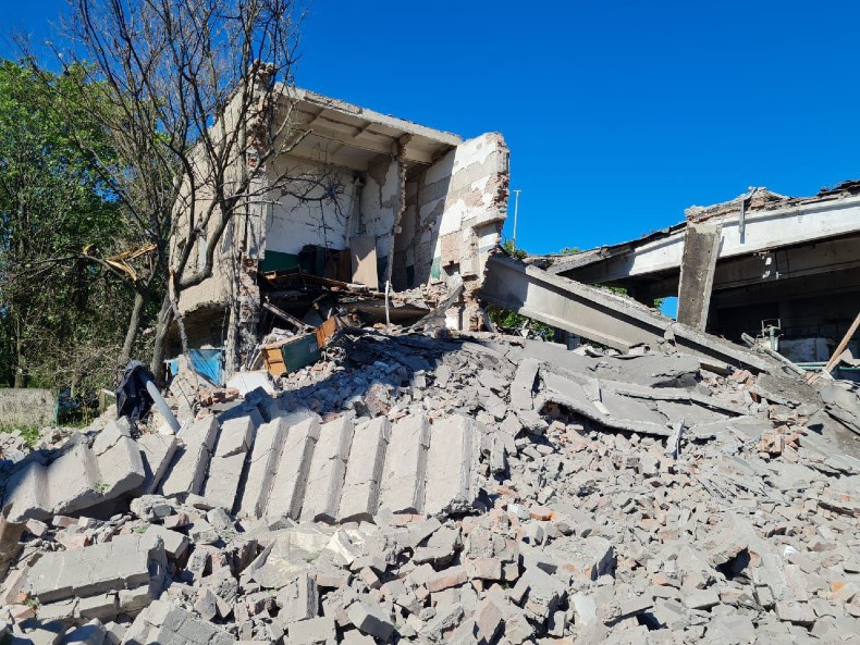 Kramatorsk_Post's tweet photo. Last night Russians attacked #Kostyantynivka fire department with missiles. At least one person is dead. They also attacked the settlement of #Raygorodok in #Kramatorsk district with artillery shelling, two people dead, one wounded.
#Ukraine #StopRussia #RussianUkrainianWar https://t.co/hdR288uUmf