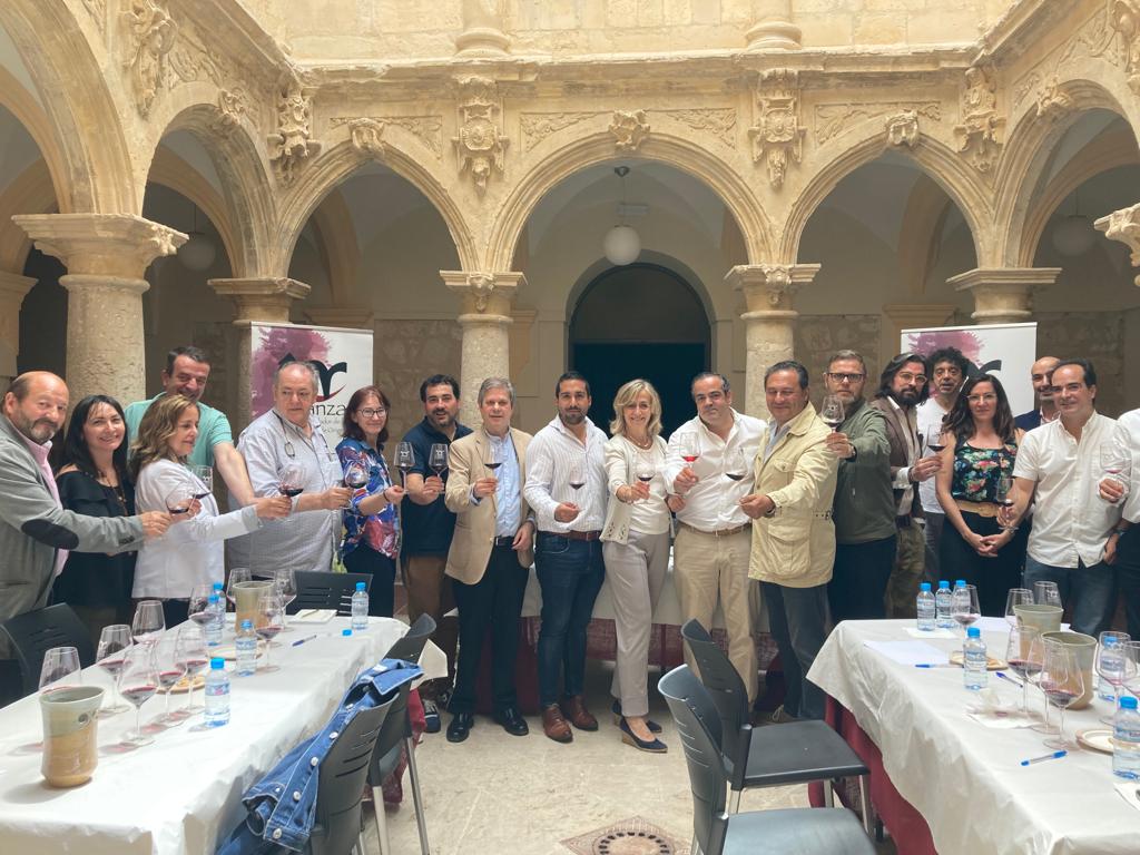 DOArlanza1's tweet photo. Ayer tuvo lugar la cata de la Calificación de la Añada 2021 de la Denominación de Origen Arlanza, en el Museo del Cerrato de Baltanás (#Palencia). Más información en la sección de noticias de nuestra web:
https://t.co/PlQatfpGWg #denomincaciondeorigenarlanza #Burgos #Arlanza https://t.co/T79xyQJaxE