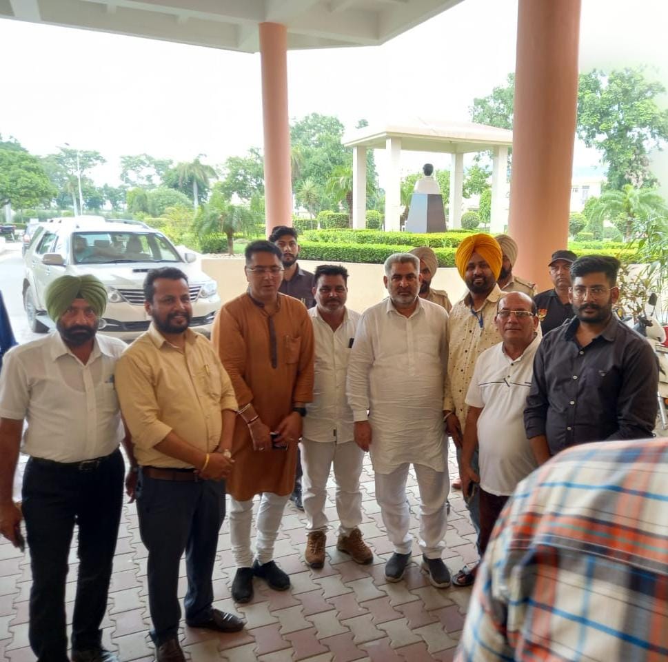 cscvleunity2022's tweet photo. CSC VLE UNITY ਸ਼੍ਰੀ ਮੁਕਤਸਰ ਸਾਹਿਬ ਦੇ ਮੈਂਬਰ ਸੁਨਾਮ ਵਿਖੇ ਮਾਨਯੋਗ DM ਤਰਸੇਮ ਸਿੰਘ ਬਰਾੜ ਜੀ ਦੀ ਅਗਵਾਈ ਹੇਠ ਮਾਨਯੋਗ ਮੰਤਰੀ ਸਹਿਬਾਨ  ਅਤੇ CSC ਪੰਜਾਬ ਹੈੱਡ ਸ੍ਰ ਜਸਪਾਲ ਸਿੰਘ ਜੀ ਨੂੰ ਆਪਣਾ ਮੰਗ ਪੱਤਰ ਦੇਣ ਸਮੇਂ। ਮਾਨਯੋਗ ਮੰਤਰੀ ਸਹਿਬਾਨ ਨੇ ਜਲਦ ਹੀ ਮੰਗਾਂ ਮੰਨੇ ਜਾਣ ਦਾ ਭਰੋਸਾ ਦਿਵਾਇਆ।
@cscvleunity2022 
@CMOPb 
@dintya15 https://t.co/8dOMzJIPsM