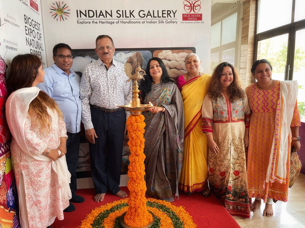 ShefVaidya's tweet photo. Was honoured to inaugurate a textile expo in Pune that features only guaranteed natural fibres, that is, silk, cotton and linen. The collection is exquisite. Punekars, do visit. At Siddhi Gardens, Near Mhatre Bridge, Pune. Expo is on till 3rd July. Spearheaded by Y Srinivas Rao https://t.co/DQ0HuW3Q59
