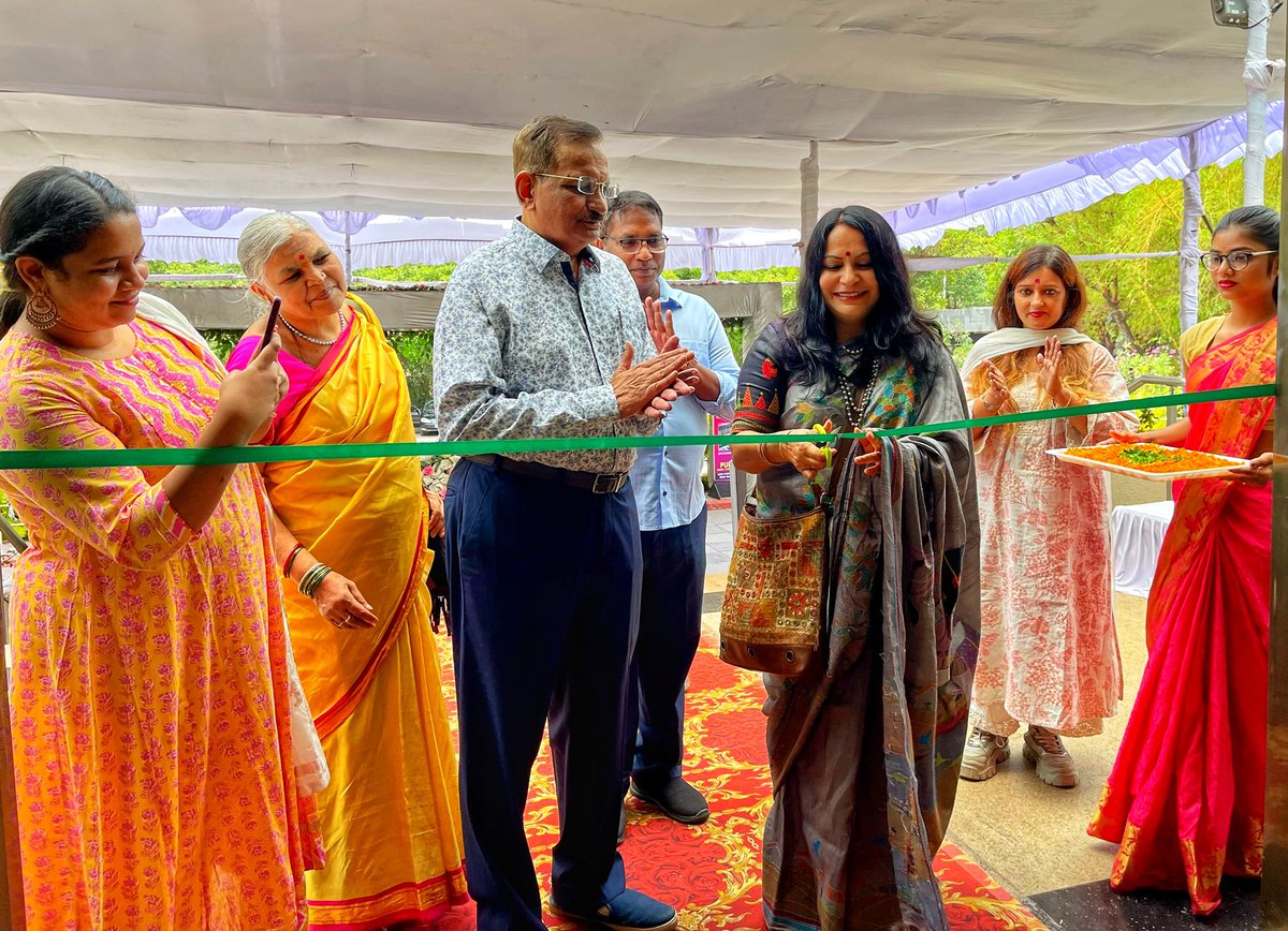 ShefVaidya's tweet photo. Was honoured to inaugurate a textile expo in Pune that features only guaranteed natural fibres, that is, silk, cotton and linen. The collection is exquisite. Punekars, do visit. At Siddhi Gardens, Near Mhatre Bridge, Pune. Expo is on till 3rd July. Spearheaded by Y Srinivas Rao https://t.co/DQ0HuW3Q59