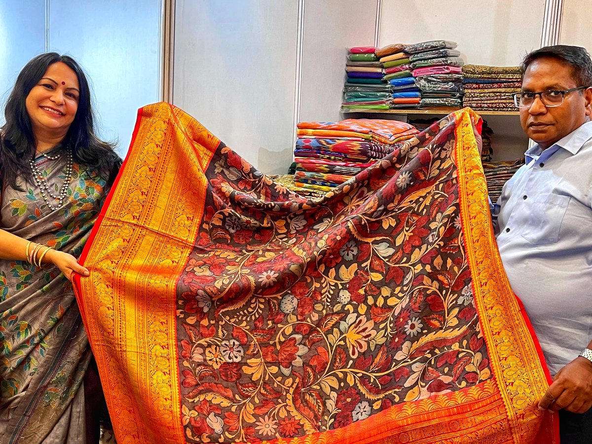 ShefVaidya's tweet photo. Was honoured to inaugurate a textile expo in Pune that features only guaranteed natural fibres, that is, silk, cotton and linen. The collection is exquisite. Punekars, do visit. At Siddhi Gardens, Near Mhatre Bridge, Pune. Expo is on till 3rd July. Spearheaded by Y Srinivas Rao https://t.co/DQ0HuW3Q59