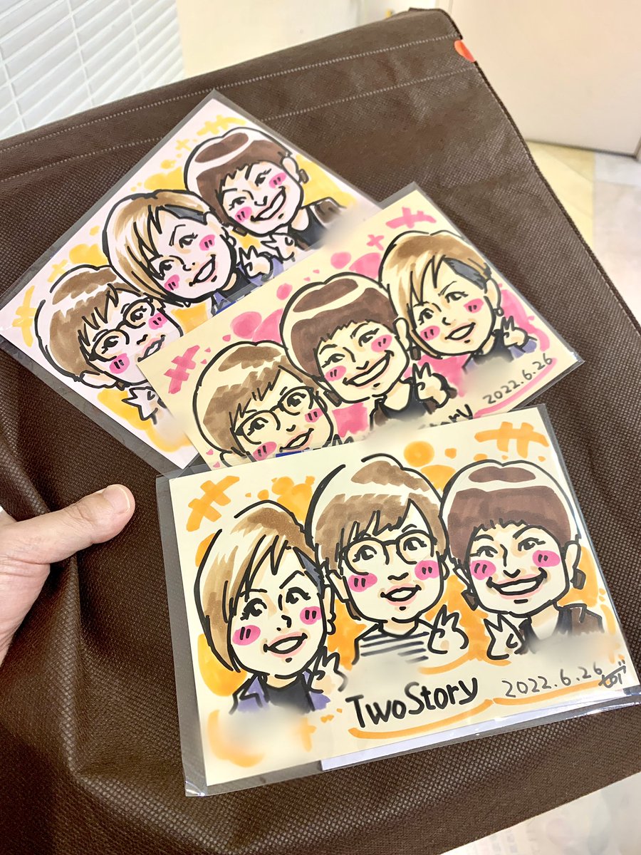 hironobu_'s tweet photo. お向かいのTwoStoryさんが今週末で閉店されるってことで、スタッフさんが記念にと似顔絵ご依頼していただきました☆
さらにお菓子まで🍪！！

ありがとうございます～！

閉店セールで最大70%OFFです～！
気に入るものがなくなる前にぜひ！

#twostory
#モラージュ佐賀

#他店の宣伝するやつ https://t.co/nGlquUhFqx