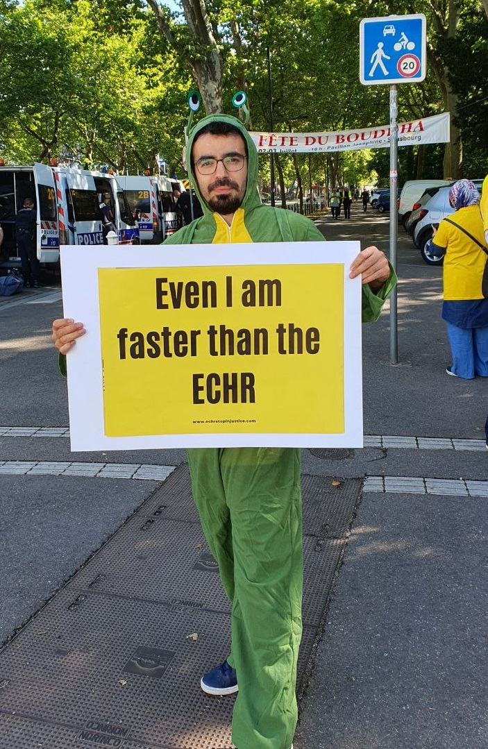 BOLDmedya's tweet photo. Bini aşkın KHK mağduru, Türkiye'deki hukuksuzluklara kulak tıkayan AİHM'i protesto etmek için Strasbourg'da toplanıyor. Eylemde, karar almada elini ağır tutan AİHM'e 'Artık yeter, herekete geç' mesajı verilecek. https://t.co/KBsvsi0A65