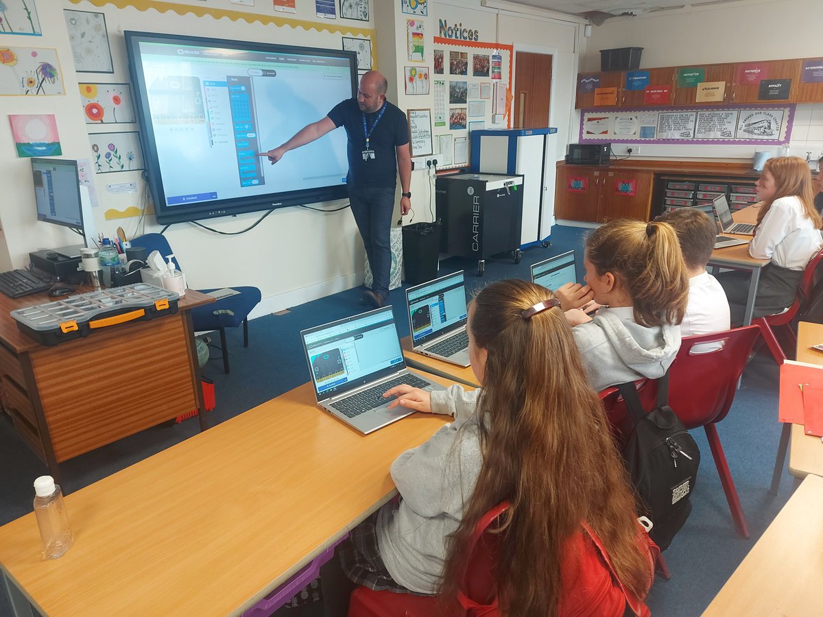 Carolside_PS's tweet photo. P7c enjoyed working with Mr Hull @DigiSchoolsERC, to complete a Micro:bit lesson using the Micro:bits as part of a HWB relaxation activity #cpshwb #cpssteam https://t.co/EOKuEhn68W