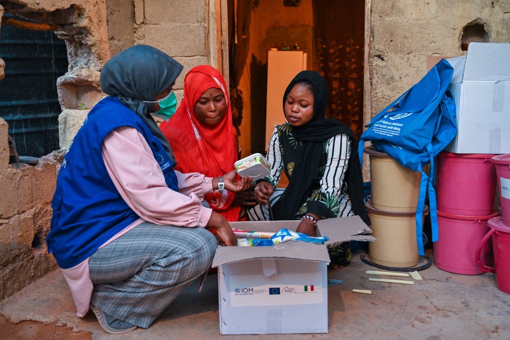 IOM_Libya's tweet photo. IOM MRRM mobile teams in #Ghat have assisted more than 11,500 vulnerable migrants with core relief items consisting of food, NFIs &amp; medical assistance.
IOM also conducted over 350 awareness sessions on the risks of irregular migration, promoting IOM helpline numbers.
 
#RDPPNA https://t.co/HeDJOqYw1m