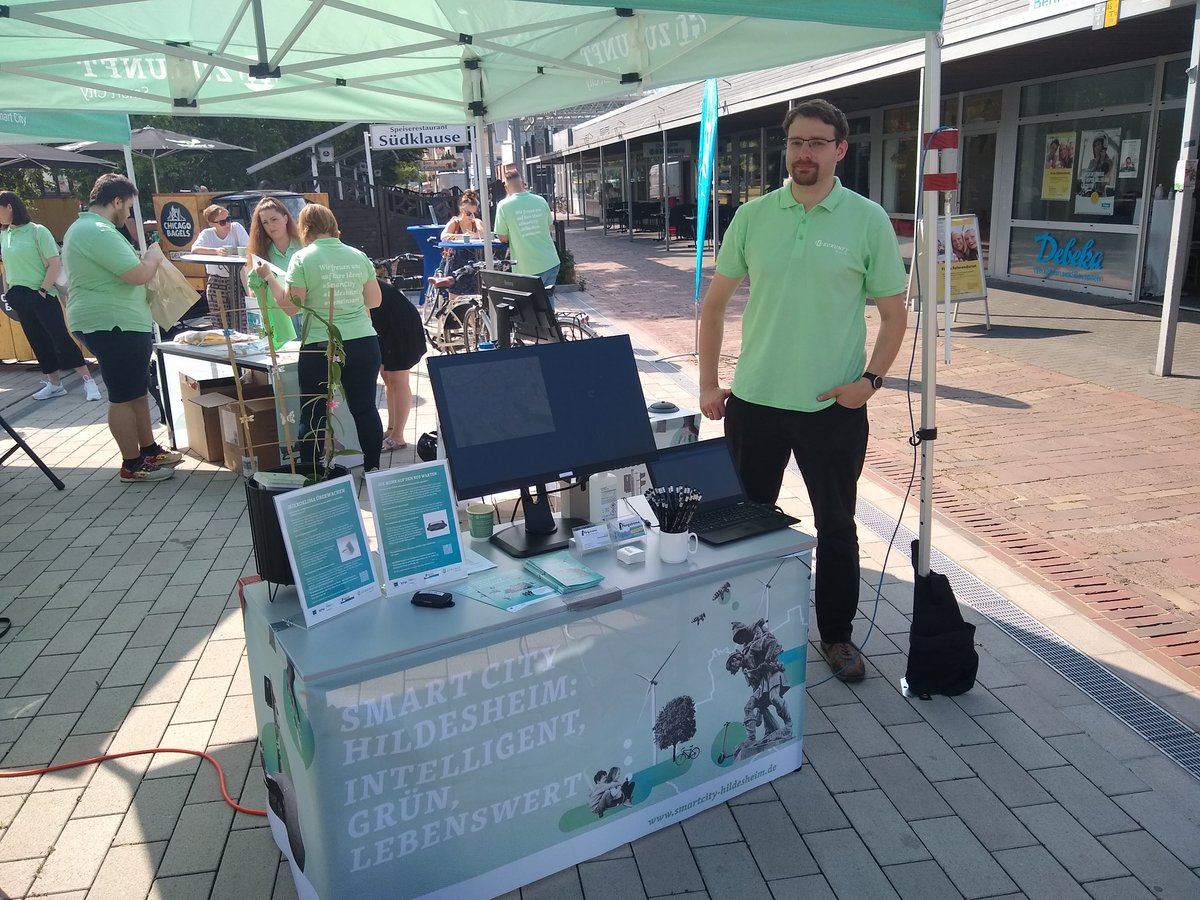 SchwebelR's tweet image. Dreiwettertux: Gestern noch EmbeddedWorld und Automatica, heute schon #SmartCity #Hildesheim #LoRWAN. Und die Frisur sitzt...