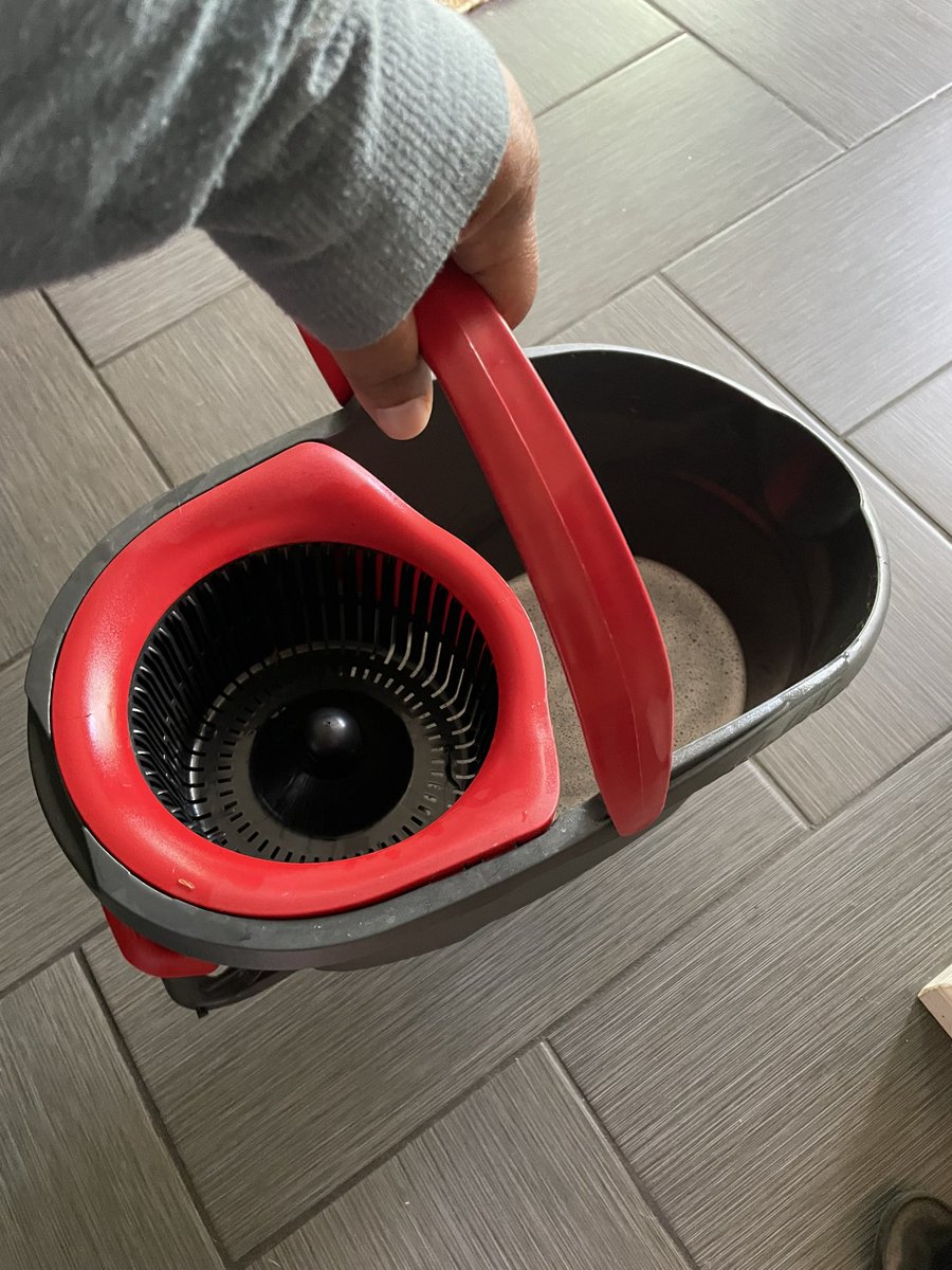 metwocarla's tweet photo. Before bed let me mop. @ocedarclean #homelife #basicliving #ocedarclean https://t.co/VwvsXLbYXC