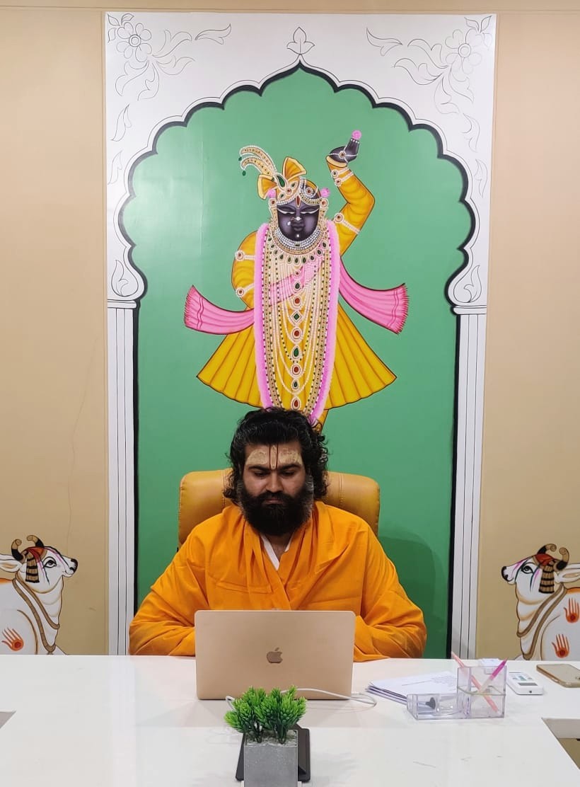 Vrajrajkumarji1's tweet photo. Online pravachan at VPSS Texas Shree Nathji's Haveli in Houston, on the auspicious occasion of the patotsav. 1/2
#vpss #houston #shrinathji #haveli #vrajrajkumarji #Online #vachnamrut #vyo https://t.co/N3u1UHLMTq