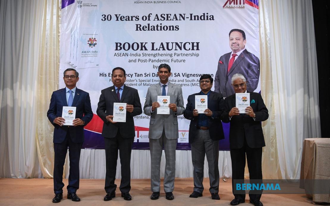 IndiaASEAN_at30's tweet photo. A book commemorating 30 years of ASEAN-India Relations, titled 'ASEAN-India: Strengthening Partnership and Post-pandemic Future', launched. https://t.co/wnkHNOLTmx
