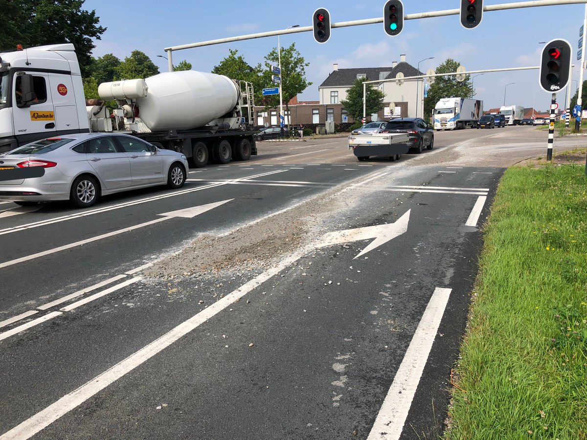 WIS_Sven's tweet photo. Er ligt een flink betonspoor op de #n285 hmp 6,8 links. Rijstrook 3 is ❌. 👷is onderweg om het op te ruimen. @RWSverkeersinfo @Brabant @Moerdijkse_stem https://t.co/k4ae5h7DuI