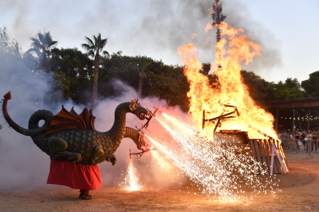 AjCastelldefels's tweet image. 🔥 La Flama del Canigó ha tornat a escalfar un any més la revetlla de #SantJoan de #Castelldefels.
👹 Els tabalers i diables de l'@ACPCast van acompanyar la flama fins el Parc de la Muntanyeta, on es va encendre la tradicional foguera.