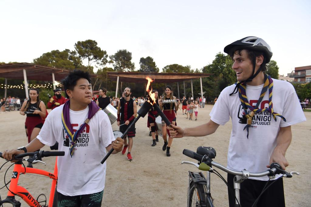 AjCastelldefels's tweet image. 🔥 La Flama del Canigó ha tornat a escalfar un any més la revetlla de #SantJoan de #Castelldefels.
👹 Els tabalers i diables de l'@ACPCast van acompanyar la flama fins el Parc de la Muntanyeta, on es va encendre la tradicional foguera.