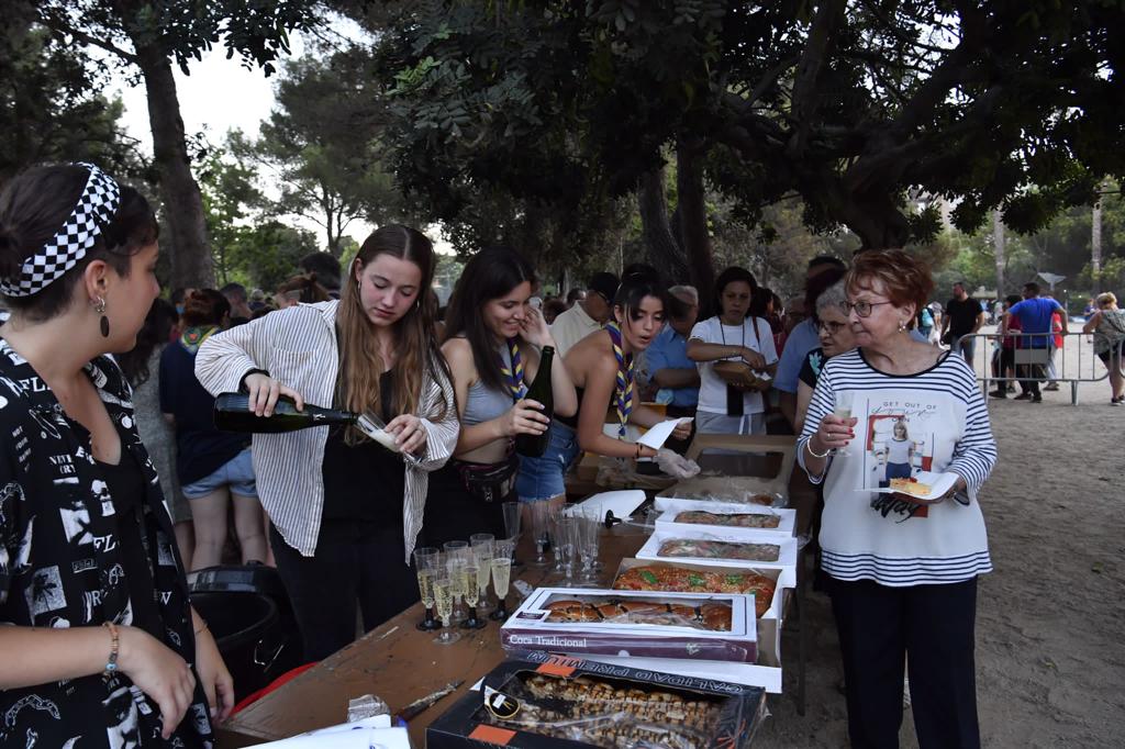 🔥 La Flama del Canigó ha tornat a escalfar un any més la revetlla de #SantJoan de #Castelldefels.
👹 Els tabalers i diables de l'<a href="/ACPCast/">Agrupació de Cultura Popular de Castelldefels</a> van acompanyar la flama fins el Parc de la Muntanyeta, on es va encendre la tradicional foguera.