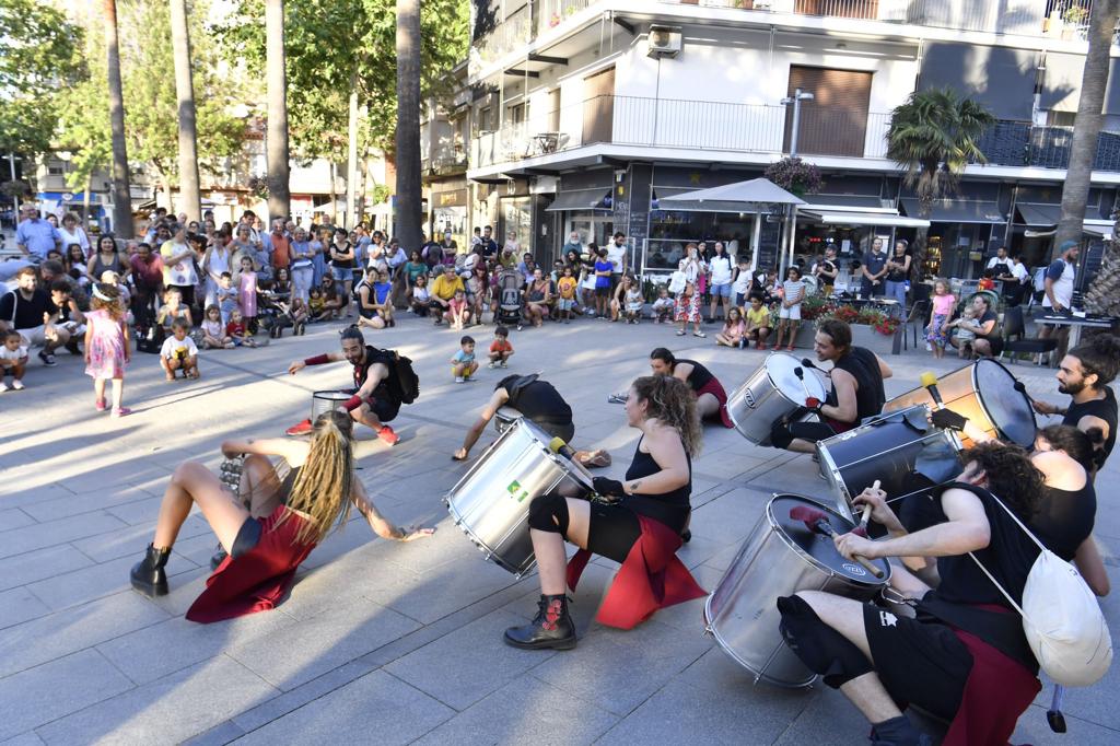 AjCastelldefels's tweet image. 🔥 La Flama del Canigó ha tornat a escalfar un any més la revetlla de #SantJoan de #Castelldefels.
👹 Els tabalers i diables de l'@ACPCast van acompanyar la flama fins el Parc de la Muntanyeta, on es va encendre la tradicional foguera.