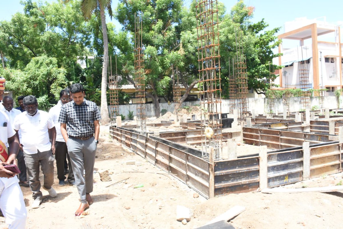 புதிய தொழில்நுட்பத்துடன்  நூலகத்துடன் கூடிய அறிவுசார் மையம் 250.00 லட்சம் மதிப்பீட்டில் நடைபெற்று வருவதை மாநகராட்சி ஆணையர் மரு. இரா. வைத்திநாதன் இ.ஆ.ப.. அவர்கள் பொறியாளர்களுடன் ஆய்வு மேற்கொண்டார் (2/2)
#Trichy #TrichyCorporation