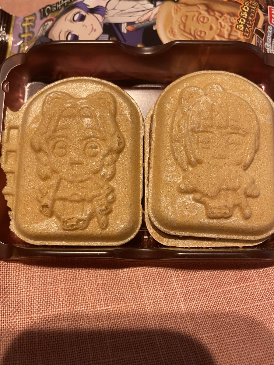 可愛すぎて衝動買いした。
一発目でで義勇さんと煉獄さん引き当ててやったー!って裏返したら裏側はしのぶさんとカナヲだった。
裏表で絵柄違うのめちゃ親切設計だな🥳
