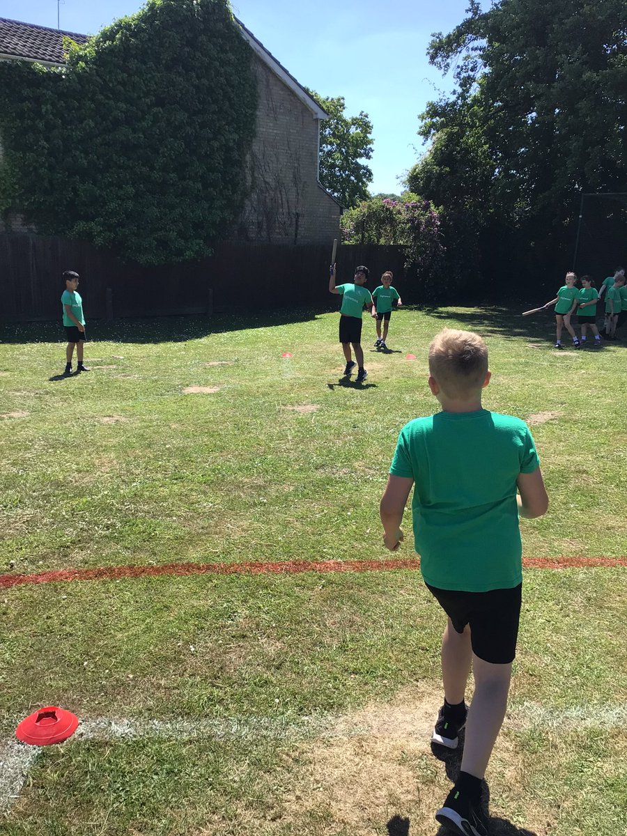 HighwoodPrim3R's tweet photo. We made the most of the glorious weather and had a go at playing rounders earlier this week. Some impressive bowling and batting on display! https://t.co/yj6t7BEwgN
