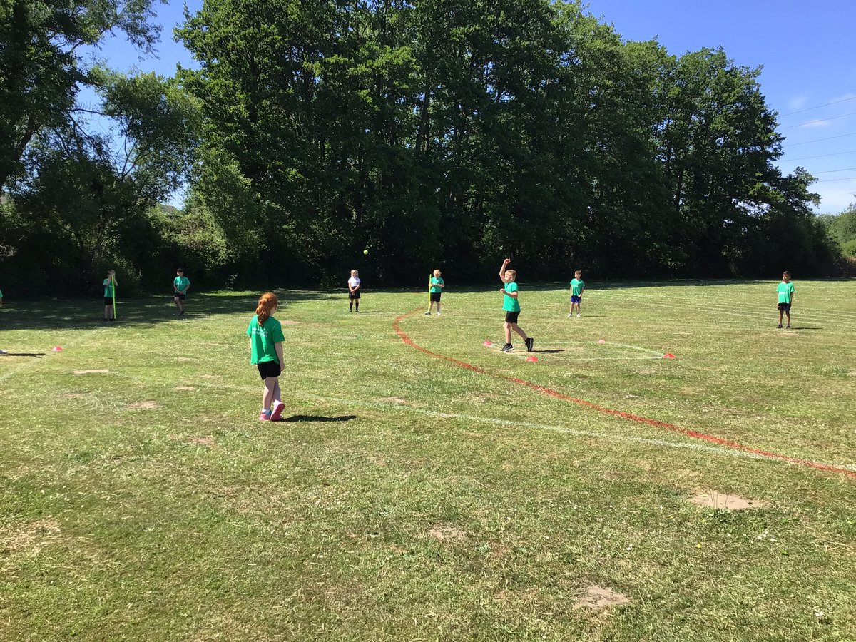 HighwoodPrim3R's tweet photo. We made the most of the glorious weather and had a go at playing rounders earlier this week. Some impressive bowling and batting on display! https://t.co/yj6t7BEwgN
