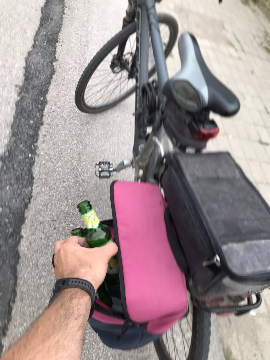 ozcnrsy's tweet photo. @CyclistTR Kocaeli gönüllüsü bisikletsever tarafından karayolunda yolları paylaşan bisikletlilete dikkat çekmek ve atıksız yaşam için yol kenarına atılan atıkları toplayıp @kocaelibld tarafından oluşturulan seyyar atık getirme merkezine teslim etmiştir. https://t.co/ZoGiNAJRSB